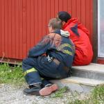 BfD Hjortsberg och brandingenjör Reyes övervakar (kritiskt?) keminsatsen